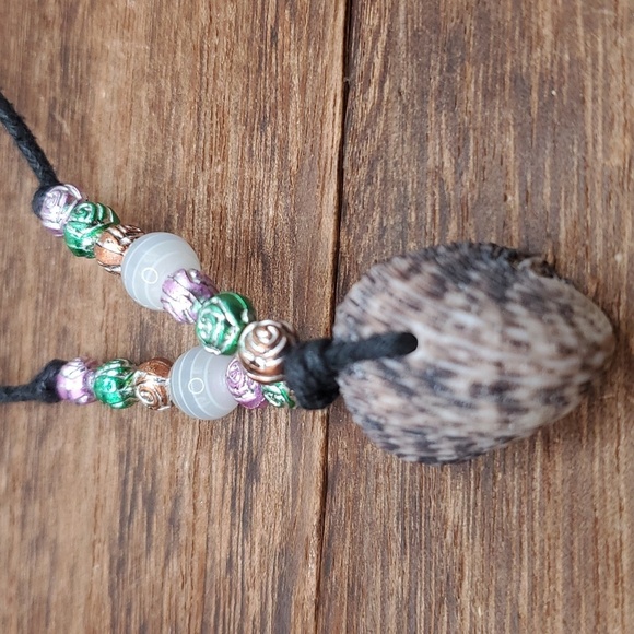 N2737 festive handcrafted seashell necklace - Picture 2 of 3